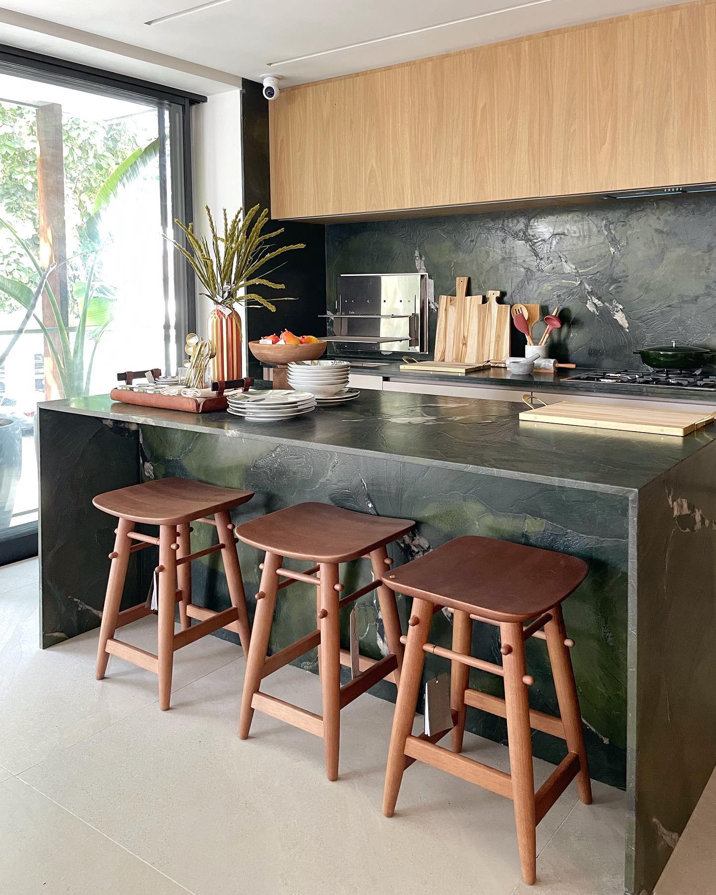 Кухоний стіл та фартух з граніту AVOCATUS