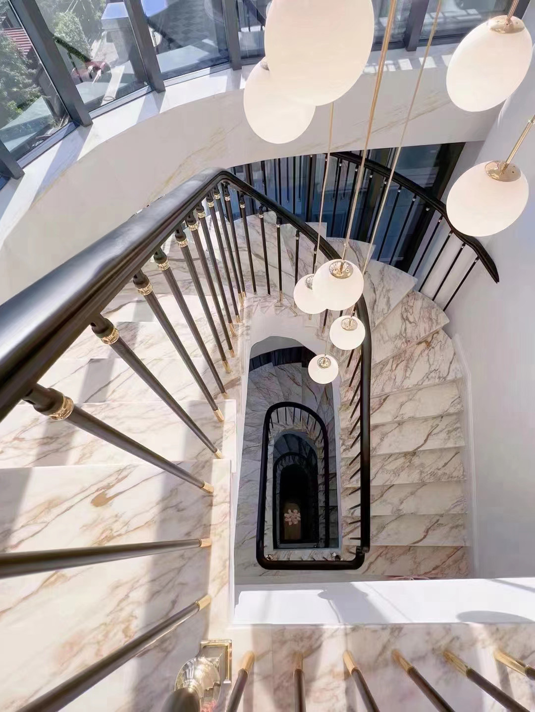 Сходи та стінові панелі з мармуру CALACATTA GOLD