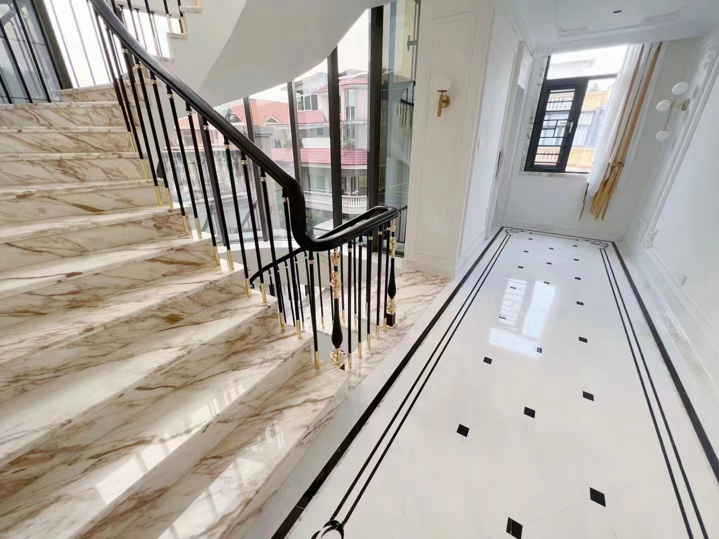 Сходи та стінові панелі з мармуру CALACATTA GOLD #2