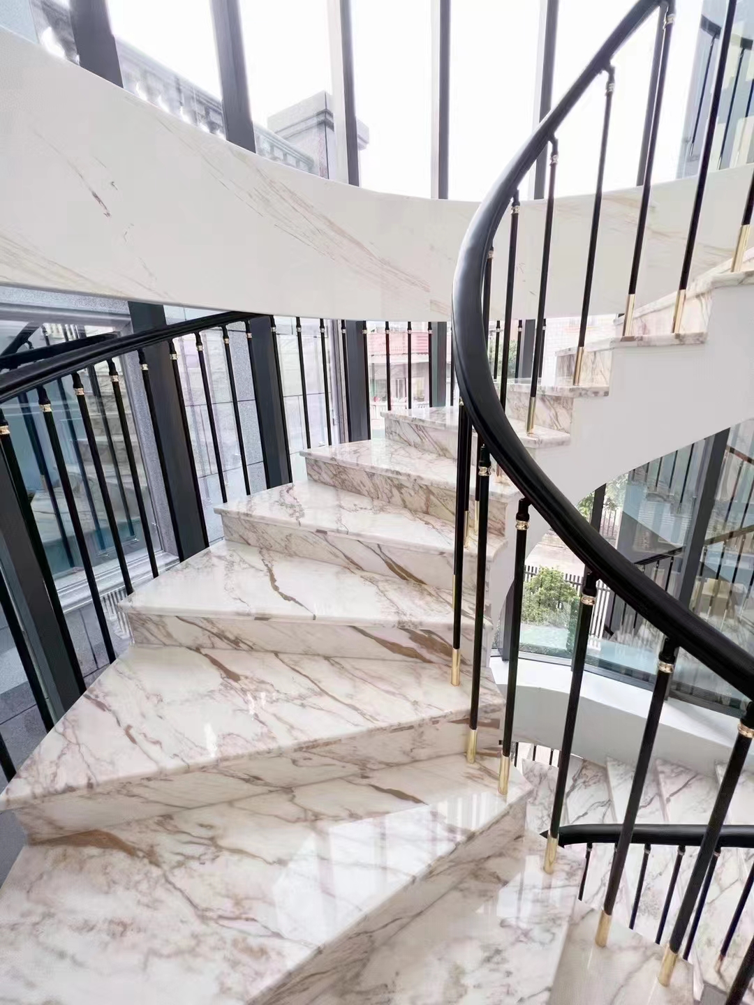 Сходи та стінові панелі з мармуру CALACATTA GOLD #3